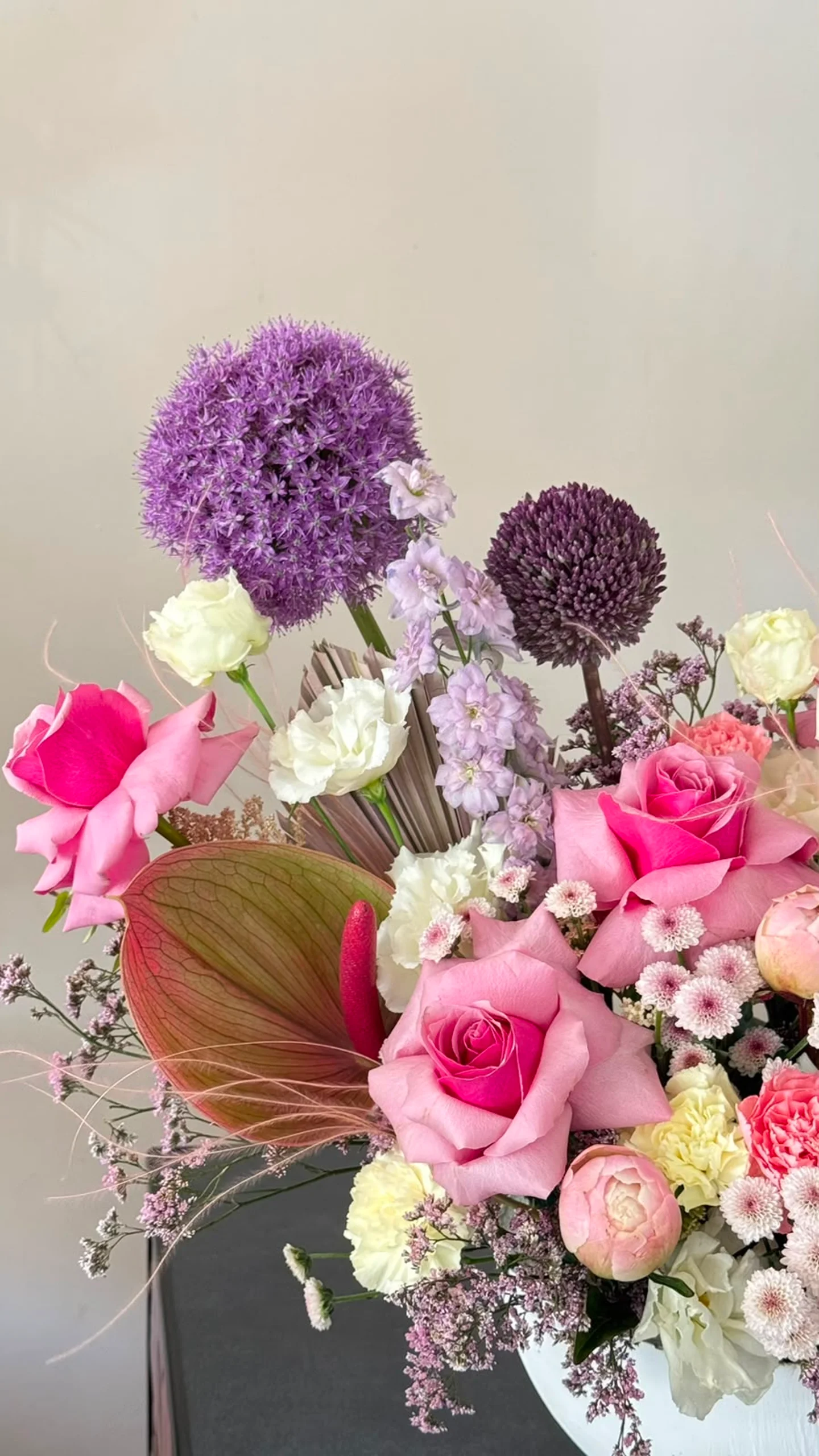 Allium & Şakayık Elegance: Vazolu Taze Aranjman