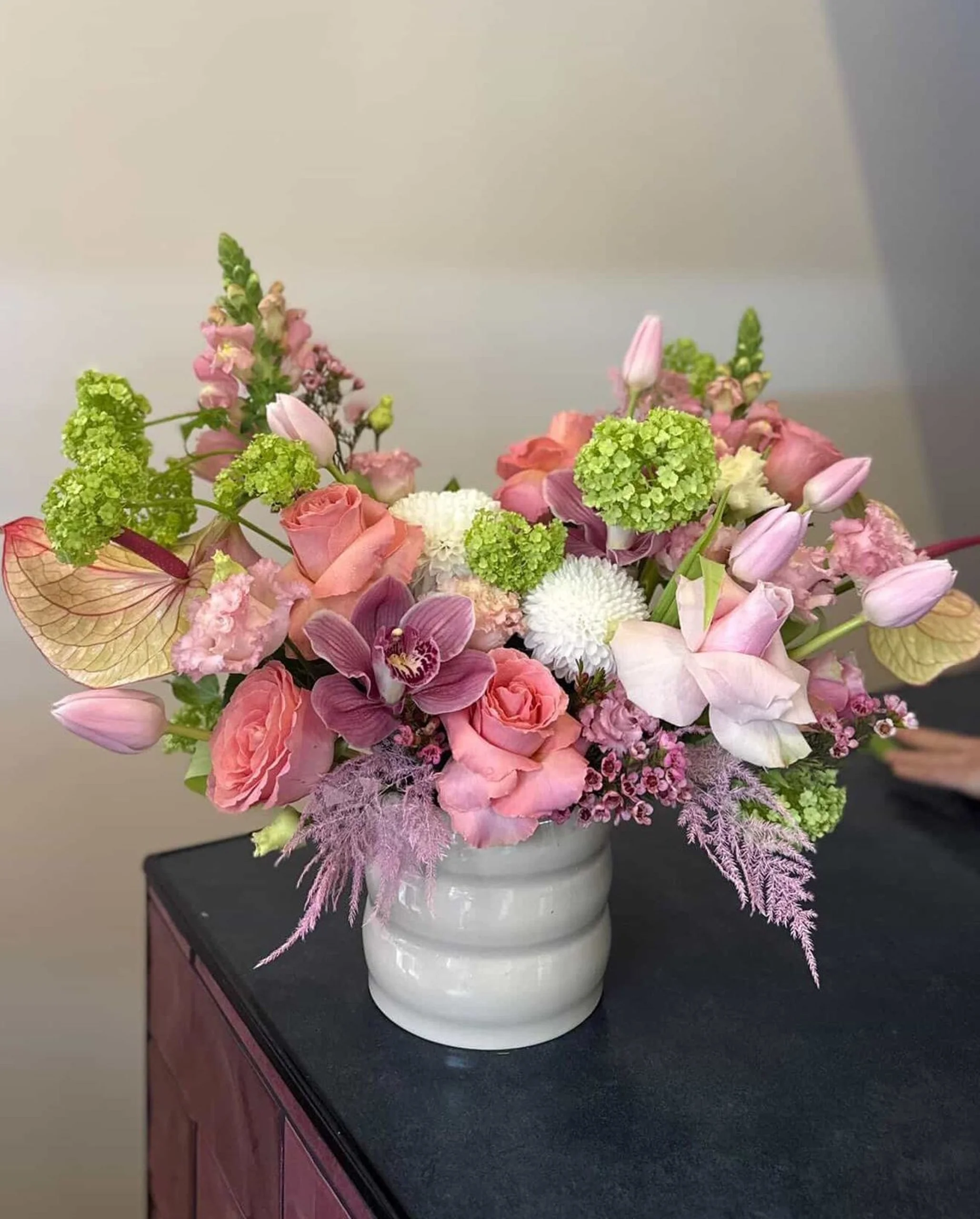 "Graceful Bloom" – Elit Seramik Vazoda Premium Tasarım