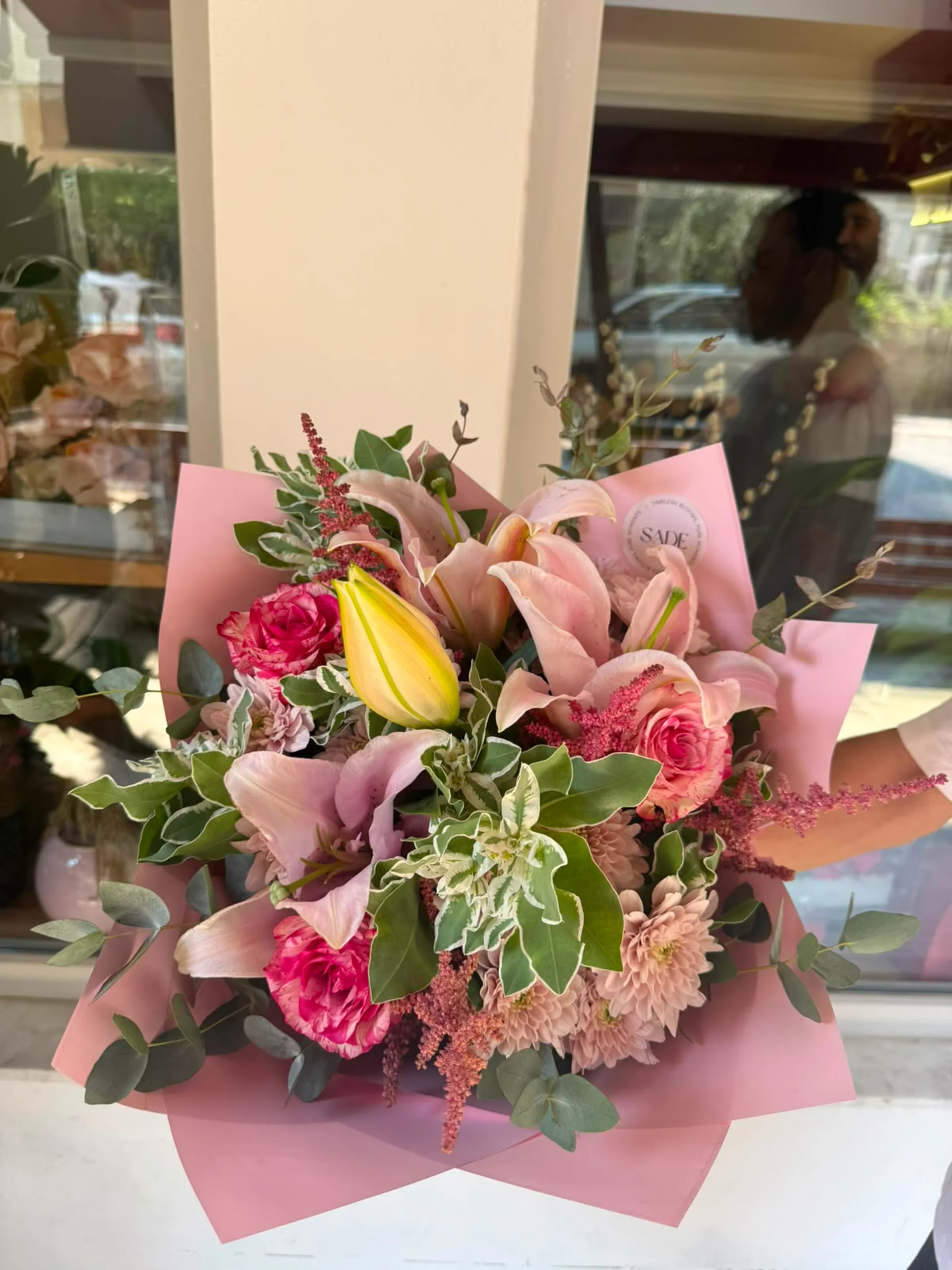Pembe Lilium & Gül Senfonisi: Özel Tasarım Buket