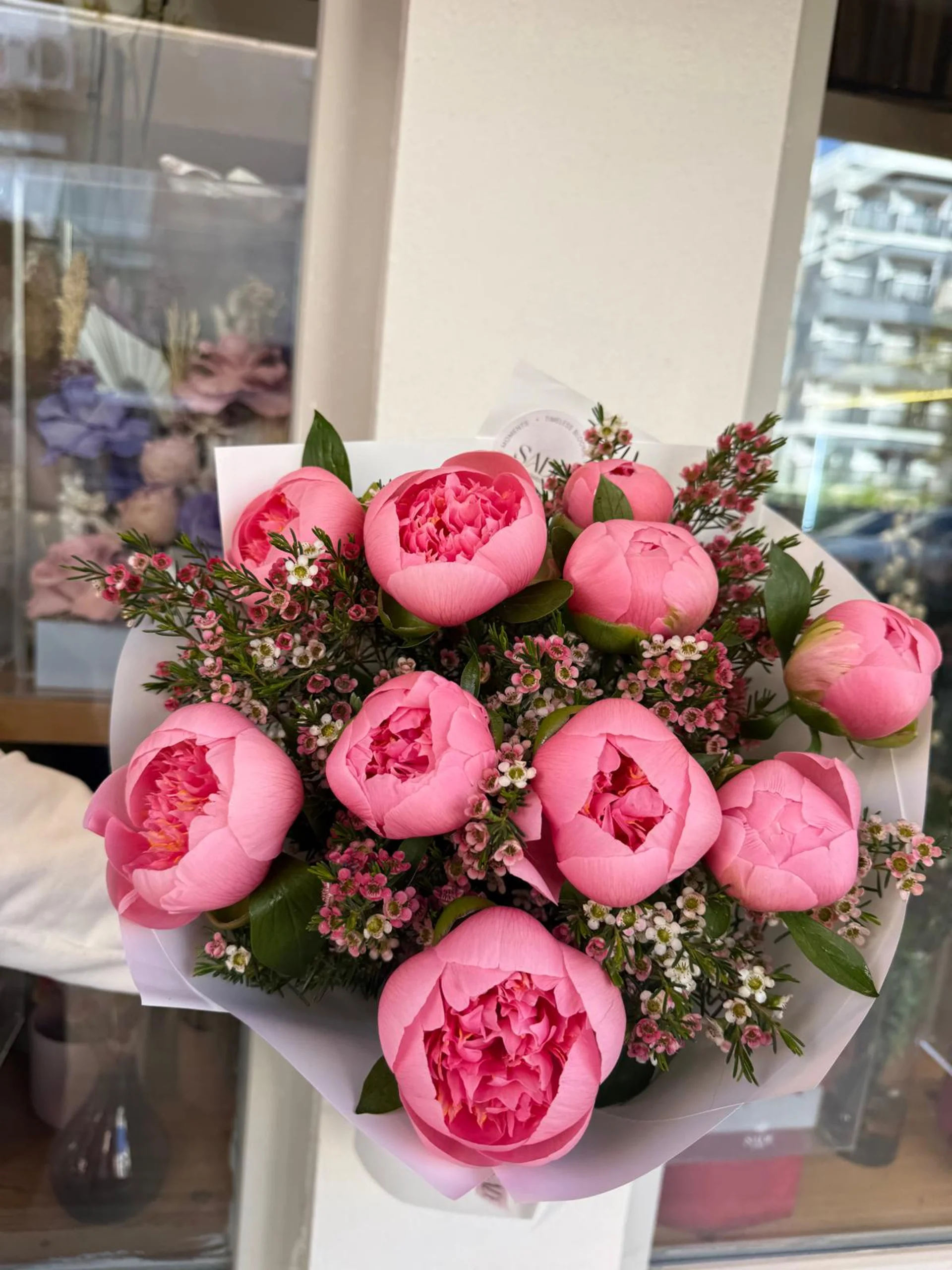 Pembe Şakayık Zarafeti: Waxflower Detaylı Premium Tasarım Buket